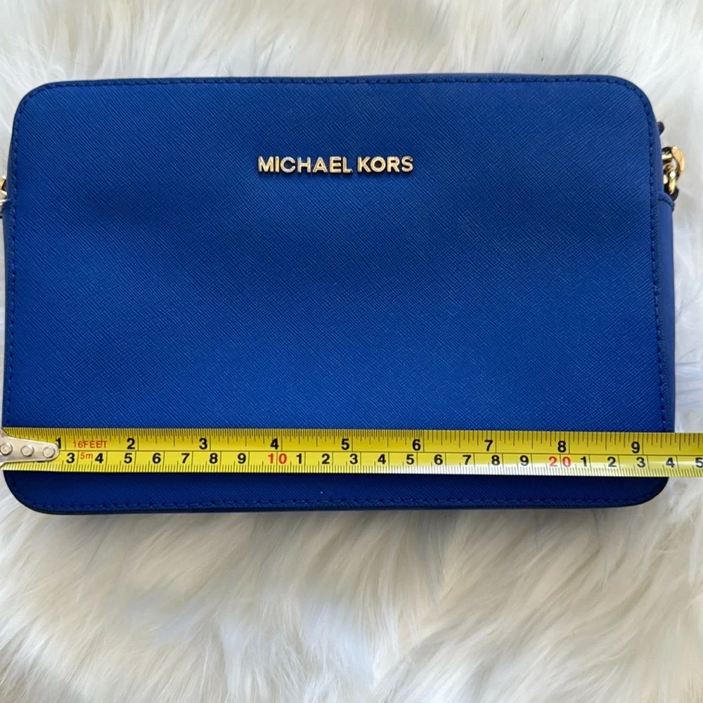 Like New Michael Kors MK Crossbody - Picture 4 of 8